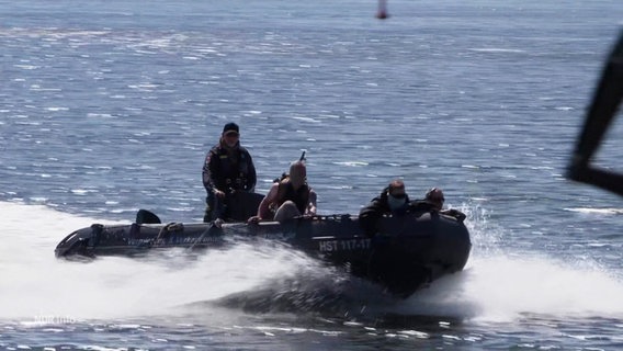 Schlauchboot der Bundeswehr mit vier Männern auf dem Wasser. © Screenshot 