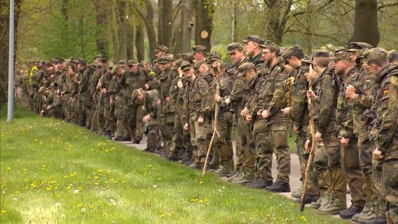 Eine Menschenkette der Bundeswehr bei der Suche nach einem vermissten Jungen aus Bremervörde. © NDR 