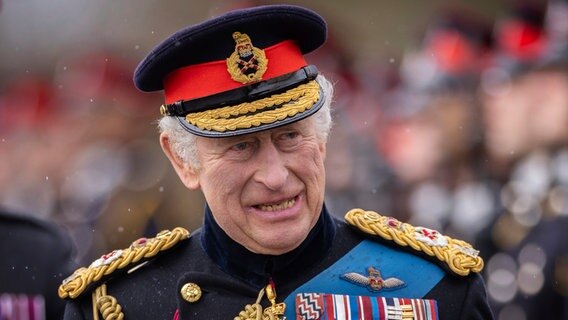 König Charles III. in Militäruniform © dpa Bildfunk 