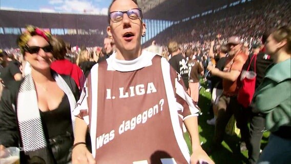 St. Pauli Fans feiern den Aufstieg ihres Vereins. © Screenshot 