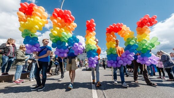 Teilnehmer tragen auf der Christopher-Street-Day Parade das Wort "PRIDE" aus Luftballons geformt. © picture alliance / Markus Scholz Foto: Markus Scholz