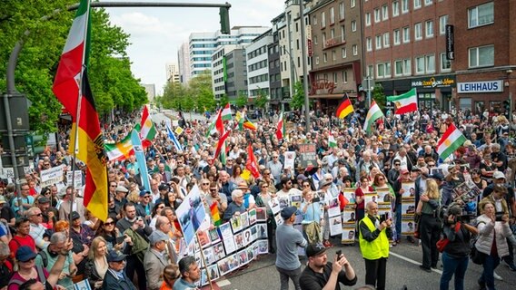 Hunderte Menschen demonstrieren in St. Georg gegen Islamismus und Antisemitismus. © picture alliance/dpa Foto: Jonas Walzberg