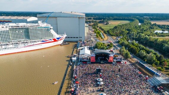 NDR 2 Papenburg Festival, Bühne und Publikum an der Meyer Werft! © NDR 2 Foto: Axel Herzig