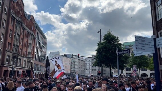 Am Gänsemarkt in Hamburg stehen tausende FC St. Pauli Fans für einen Fanmarsch. © NDR Screenshot 