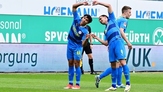 Braunschweigs Torschütze Johan Gomez (l.) und Rayan Philippe bejubeln einen Treffer. © IMAGO / Zink 