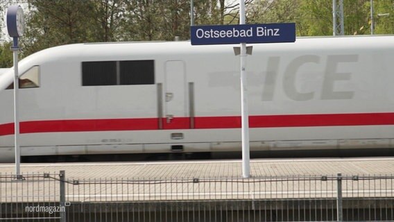 Ein ICE steht im Bahnhof Ostseebad Binz. © Screenshot 