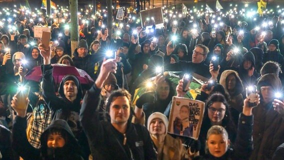 Menschen halten Lichter hoch auf einer Demonstration in Essen am 18. Februar 2024 © picture alliance | Jochen Tack 